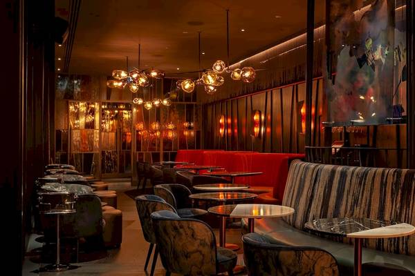Innenansicht des Restaurants im DoubleTree by Hilton Tower of London mit modernen Möbeln und warmer Beleuchtung.