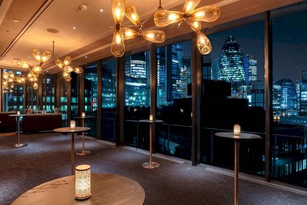Innenansicht der Lounge im DoubleTree by Hilton Tower of London bei Nacht mit Blick auf die Stadt