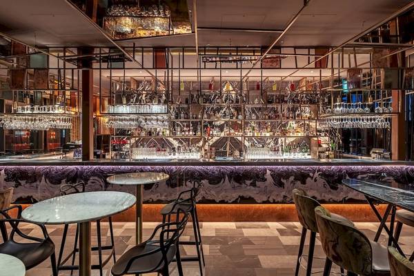 Bar im DoubleTree by Hilton Tower of London mit modernem Design und vollbestückten Regalen.