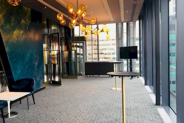 Lobby des DoubleTree by Hilton Tower of London mit blauen Wänden und Möbeln.