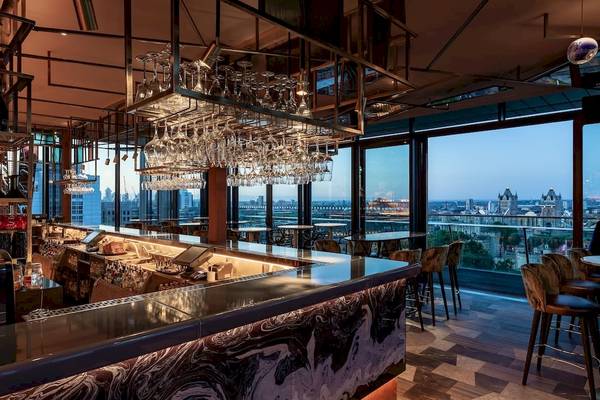 Bar im DoubleTree by Hilton Tower of London mit Blick auf die Stadt
