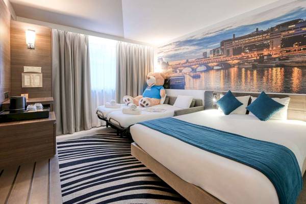 Hotelzimmer im Novotel Paris Centre Bercy mit Panoramablick auf die Stadt.