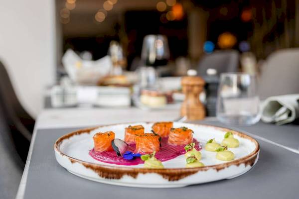Gedeck im Restaurant des Novotel Paris Centre Bercy mit einem Gericht aus Lachs und Beilagen.
