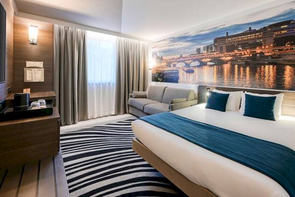 Hotelzimmer im Novotel Paris Centre Bercy mit einem großen Wandbild von Paris.
