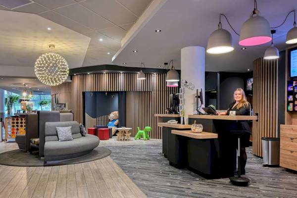 Empfangsbereich des Novotel Paris Centre Bercy mit Rezeption und Sitzbereichen.