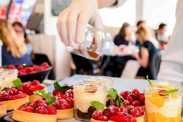 Novotel Paris Centre Bercy - Nachtisch-Buffet mit verschiedenen Desserts und Früchten auf einem Tablett.