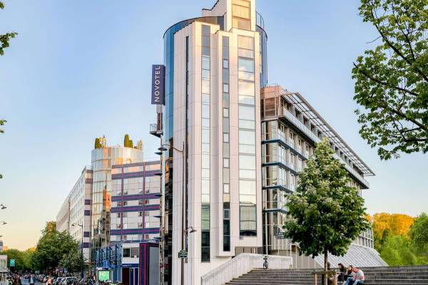 Novotel Paris Centre Bercy Gebäude mit blauen und weißen Fassadenelementen.