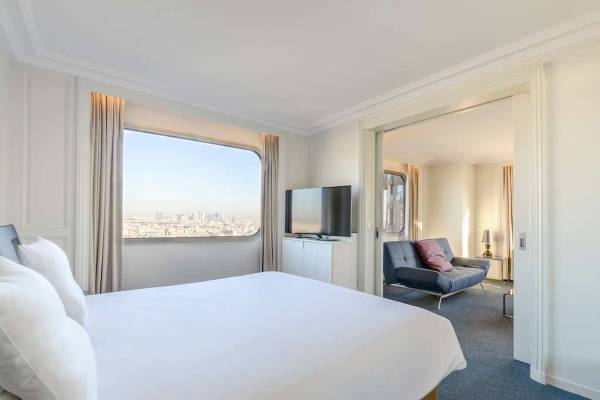 Zimmer im Novotel Paris Tour Eiffel mit einem Bett und einem Sofa