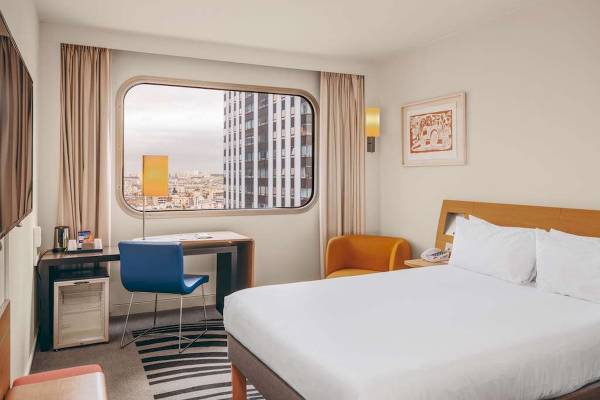 Hotelzimmer im Novotel Paris Tour Eiffel mit Blick auf die Stadt