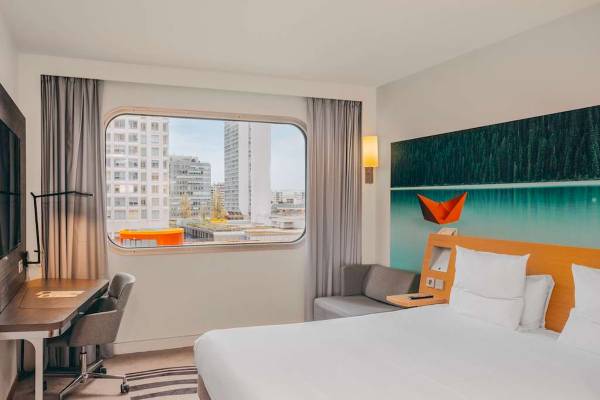Hotelzimmer im Novotel Paris Tour Eiffel mit Ausblick auf die Stadt.