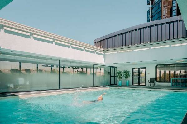 Schwimmbad im Novotel Paris Tour Eiffel mit einer Person, die schwimmt