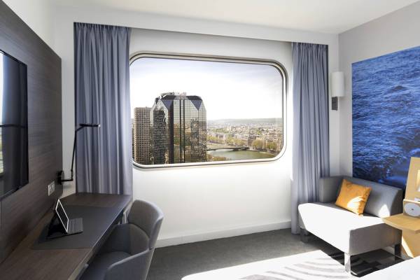 Zimmer im Novotel Paris Tour Eiffel mit Blick auf die Stadt