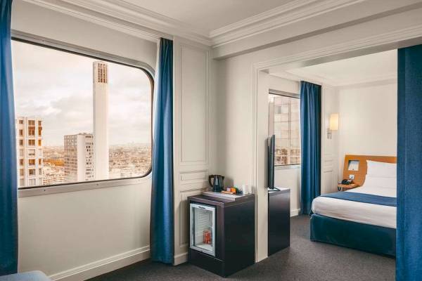 Hotelzimmer im Novotel Paris Tour Eiffel mit Blick auf die Stadt