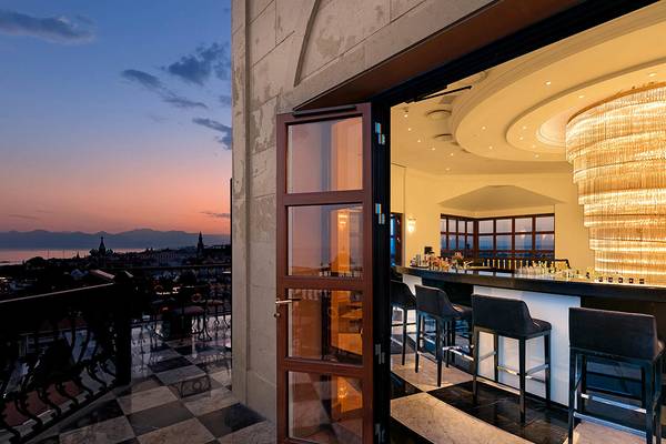 Aussicht von der Terrasse auf die Bar mit Kristallleuchter im Titanic Mardan Palace.