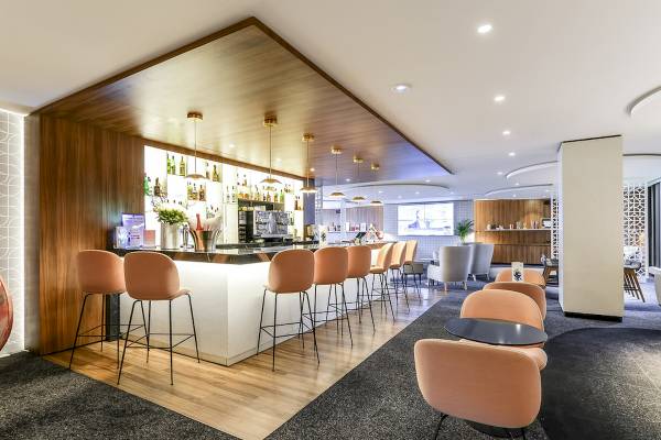 Innenansicht der Bar im Novotel Paris Tour Eiffel mit Barhockern und Theke