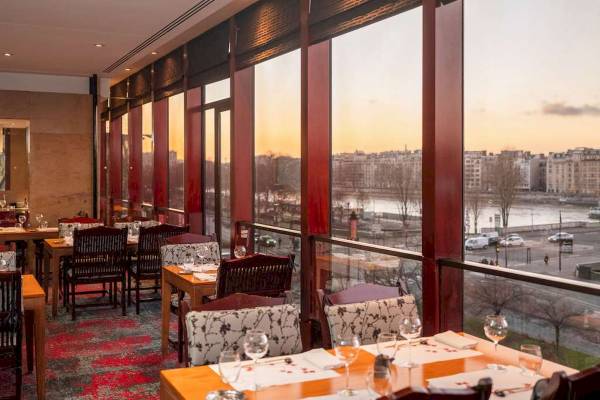 Innenansicht des Restaurants im Novotel Paris Tour Eiffel mit Blick auf die Stadt