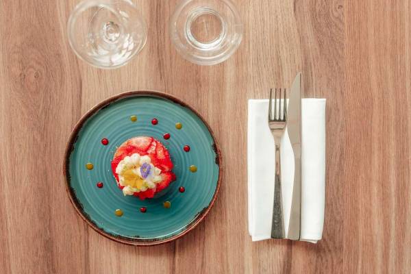 Tisch mit Essen, Getränken und Besteck im Novotel Paris Tour Eiffel Hotel