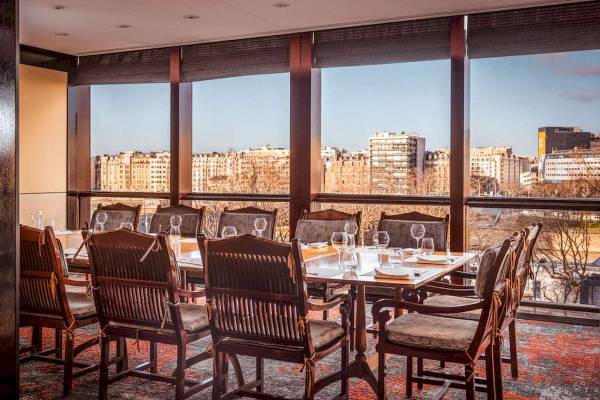Speisesaal des Novotel Paris Tour Eiffel mit Blick auf die Stadt