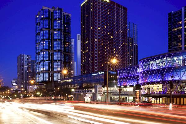 Beleuchtete Hochhäuser in Paris bei Nacht, mit dem Novotel Hotel im Vordergrund.