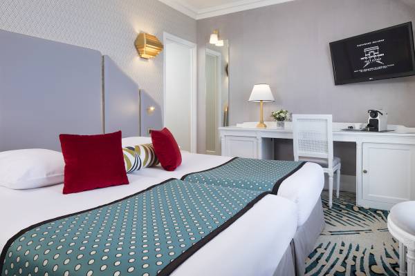Doppelbettzimmer im Hotel Victor Hugo Paris Kléber mit modernen Möbeln und Dekor.