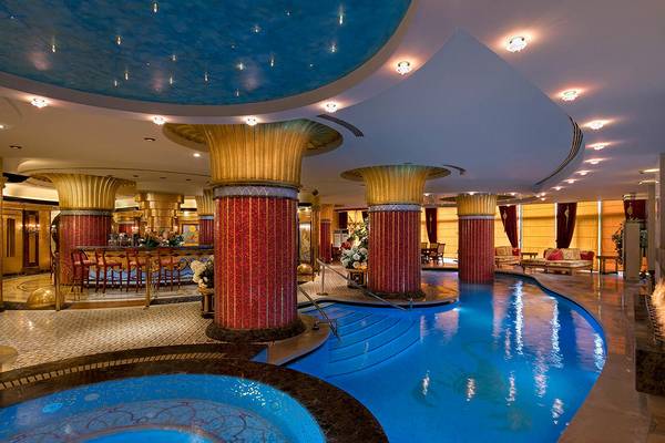 Innenpool des Titanic Mardan Palace Hotels mit ägyptischer Architektur und blauem Wasser.