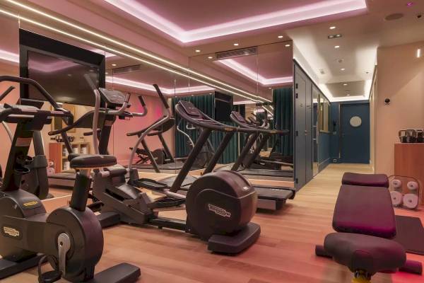 Fitness-Center im Hotel Victor Hugo Paris Kléber mit Technogym-Geräten und spiegeln Wänden