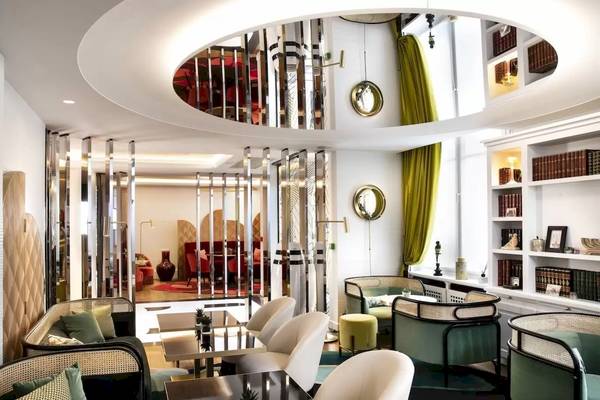 Innenansicht der Lobby im Victor Hugo Paris Kléber Hotel mit modernen Möbeln und Dekor.