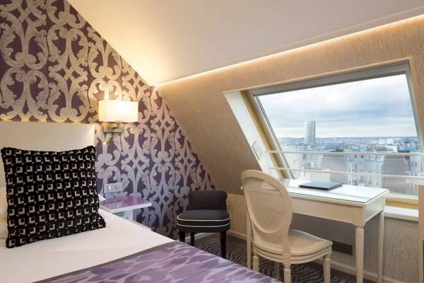 Hotelzimmer im Victor Hugo Paris Kléber mit Blick auf die Stadt