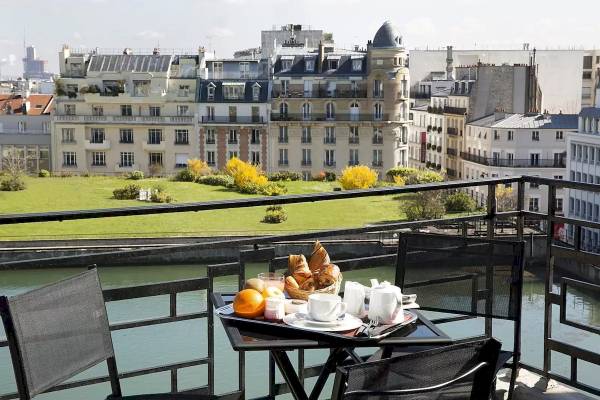 Terrasse mit Frühstück und Blick auf die Stadt in Paris