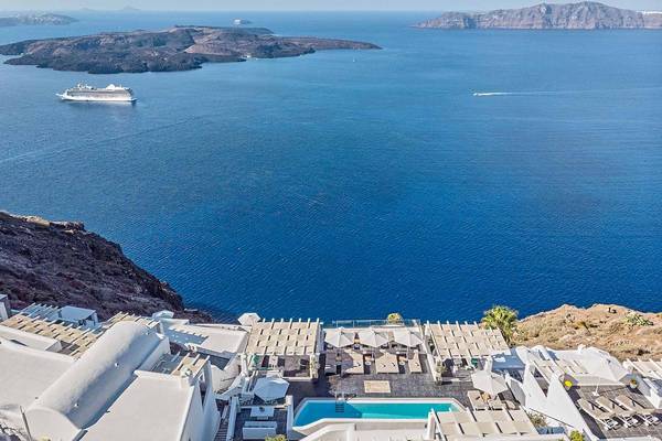 Luftaufnahme des Agali Houses Hotels mit Blick auf das Meer und ein Kreuzfahrtschiff.