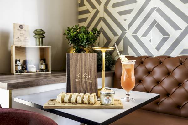 Bartisch im Mercure Paris Bercy Bibliothèque mit Getränken und Brot