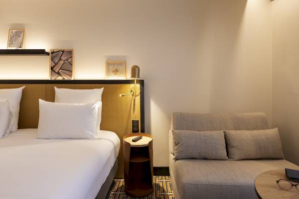 Hotelzimmer im Mercure Paris Bercy Bibliothèque mit Bett, Sofa und Nachttisch