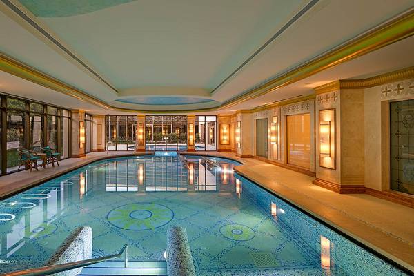 Innenpool im Titanic Mardan Palace Hotel mit blauer und grüner Fliesengestaltung.