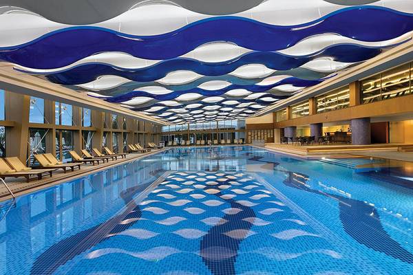 Innenpool des Titanic Mardan Palace Hotels mit blauer und weißer Musterdecke.