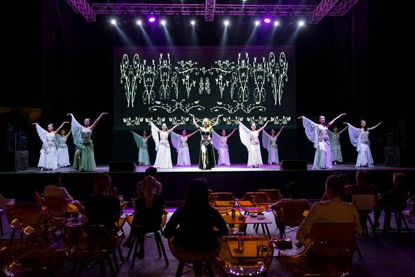 Bühnenshow mit Tänzerinnen im Titanic Mardan Palace Hotel.