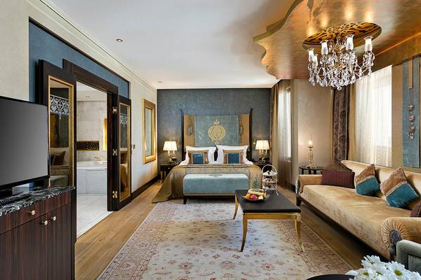 Hotelsuite Zimmer mit Bett, Sofa und Kristallleuchter im Titanic Mardan Palace.