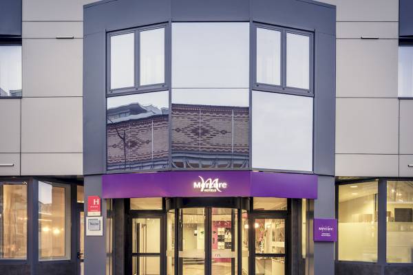 Eingangsbereich des Mercure Paris Bercy Bibliothek Hotel mit modernem Design und Glastüren.
