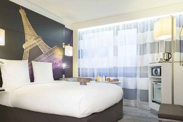 Hotelzimmer im Mercure Paris Centre Tour Eiffel mit Eiffelturm Wandbild.