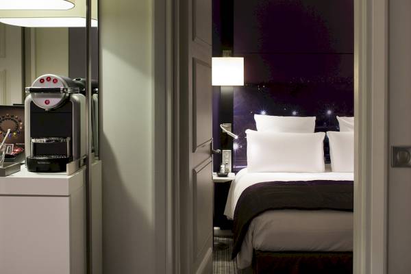 Hotelzimmer im Mercure Paris Centre Tour Eiffel mit Bett und Kaffeemaschine.