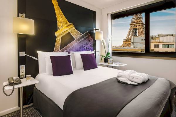 Hotelzimmer im Mercure Paris Centre Tour Eiffel mit Blick auf die Eiffelturm.
