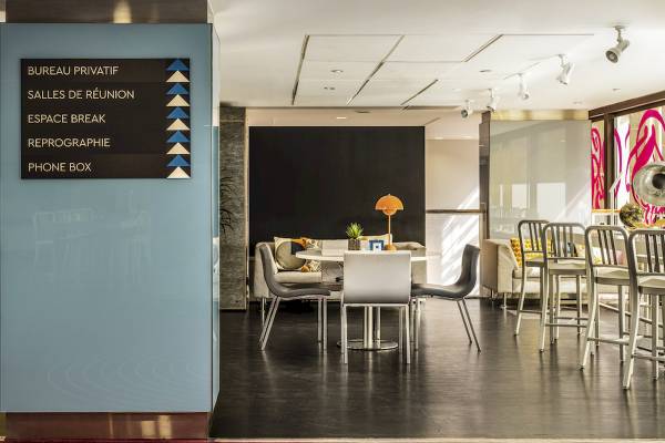 Innenbereich des Mercure Paris Centre Tour Eiffel Hotels mit modernem Design und eingerichteten Bereichen.