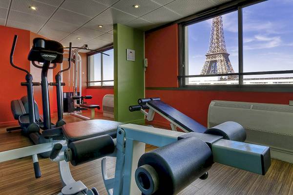 Fitnesscenter im Mercure Paris Centre Tour Eiffel mit Blick auf die Eiffeltour