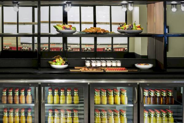 Frühstücksbuffet im Mercure Paris Centre Tour Eiffel Hotel mit verschiedenen Obstsorten und Getränken.