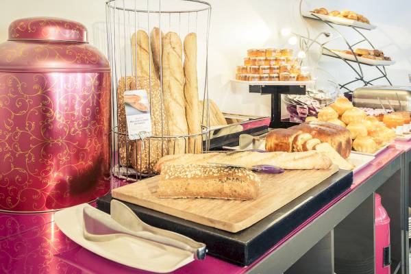 Frühstücksbuffet des Mercure Paris Centre Tour Eiffel mit Brot, Gebäck und Marmeladen.