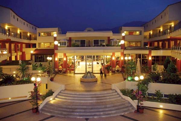 Außenansicht des Hydramis Palace Beach Resorts Haupteingangs bei Nacht mit Beleuchtung
