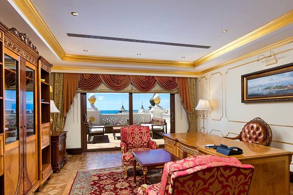 Hotelzimmer mit Blick auf das Meer und einen Balkon im Titanic Mardan Palace.