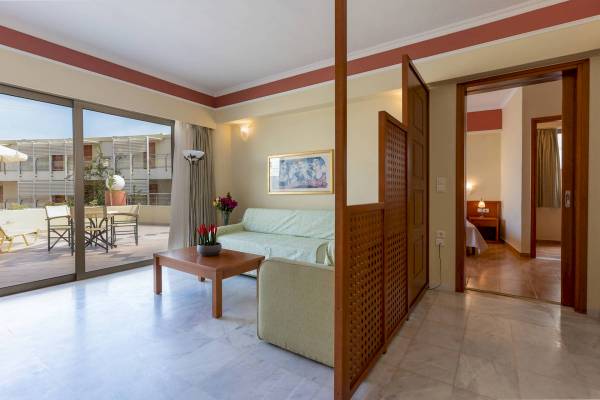 Suite-Zimmer im Hydramis Palace Beach Resort mit Balkon und Aussicht.