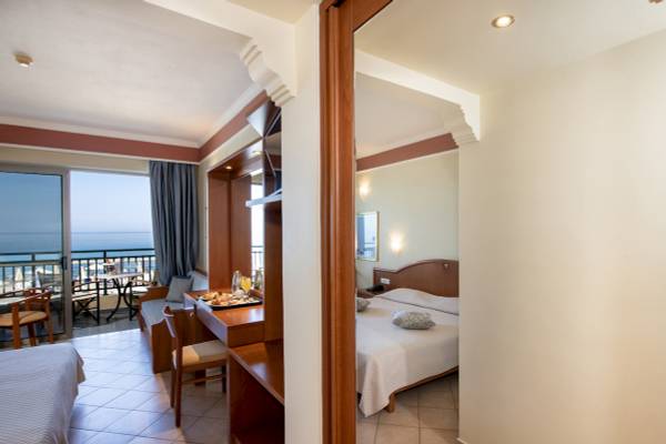 Innenansicht eines Hotelzimmers im Hydramis Palace Beach Resort mit Blick auf das Meer.