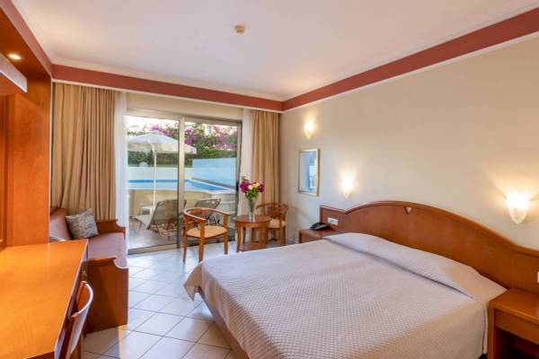 Zimmer im Hydramis Palace Beach Resort mit Blick auf den Pool.
