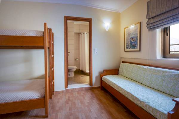 Zimmer mit Doppelstockbett und Sofa im Hydramis Palace Beach Resort.